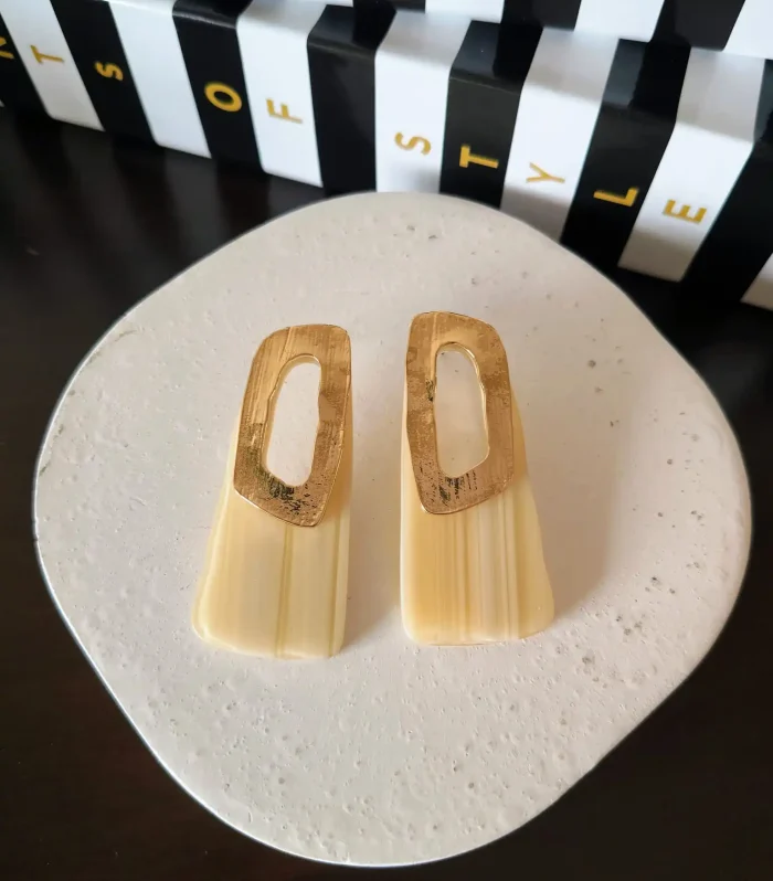 Gold Plaka & Krem Desenli Geometrik Küpe